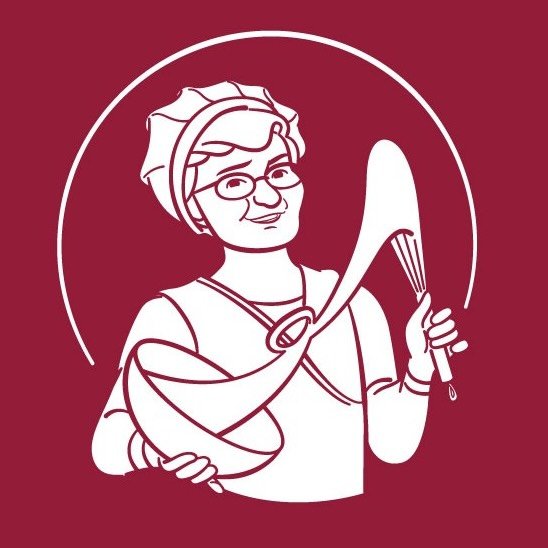 Dona Inês, fundadora da confeitaria, com sua bacia e batedor