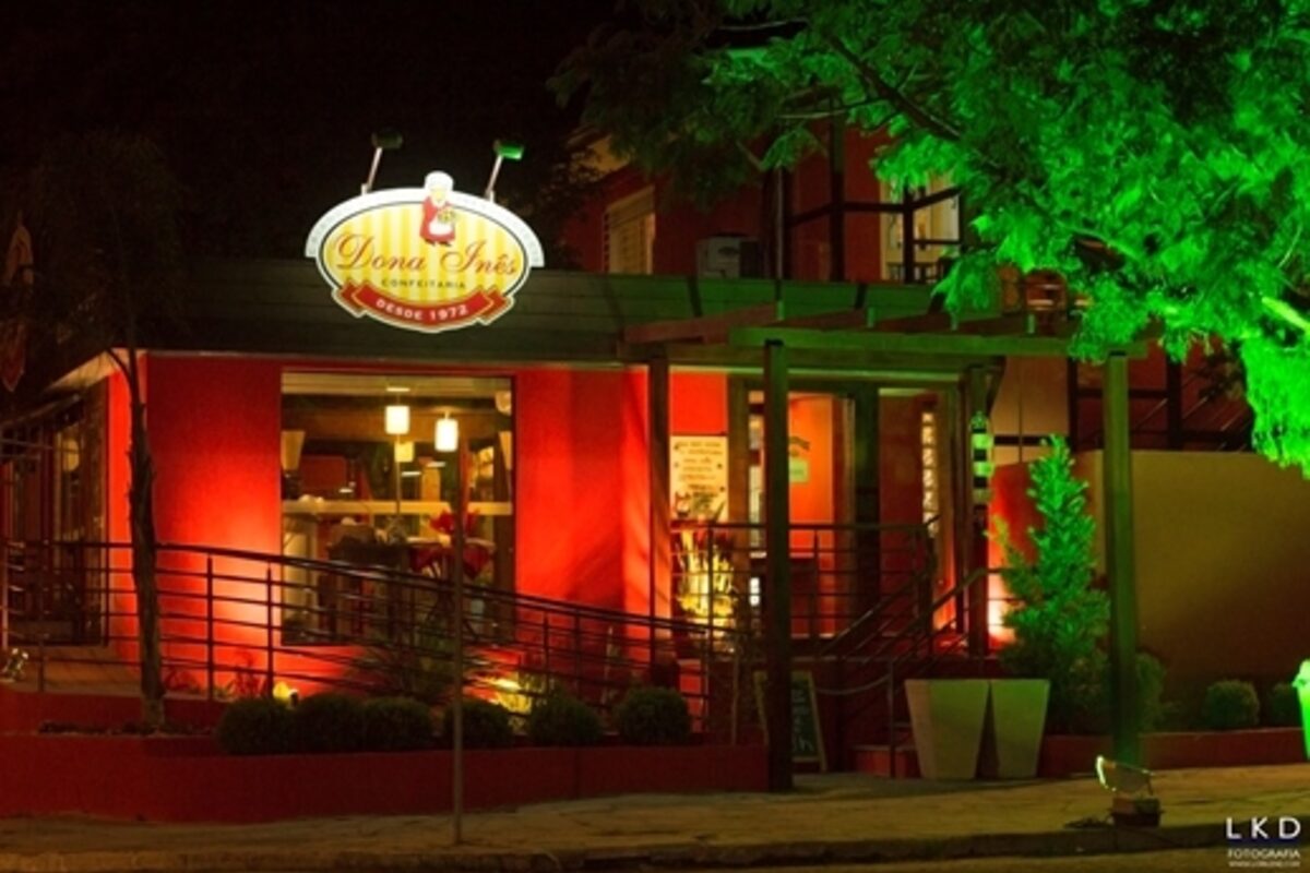 Fachada da Confeitaria Dona Inês na Av. Sertório, à noite